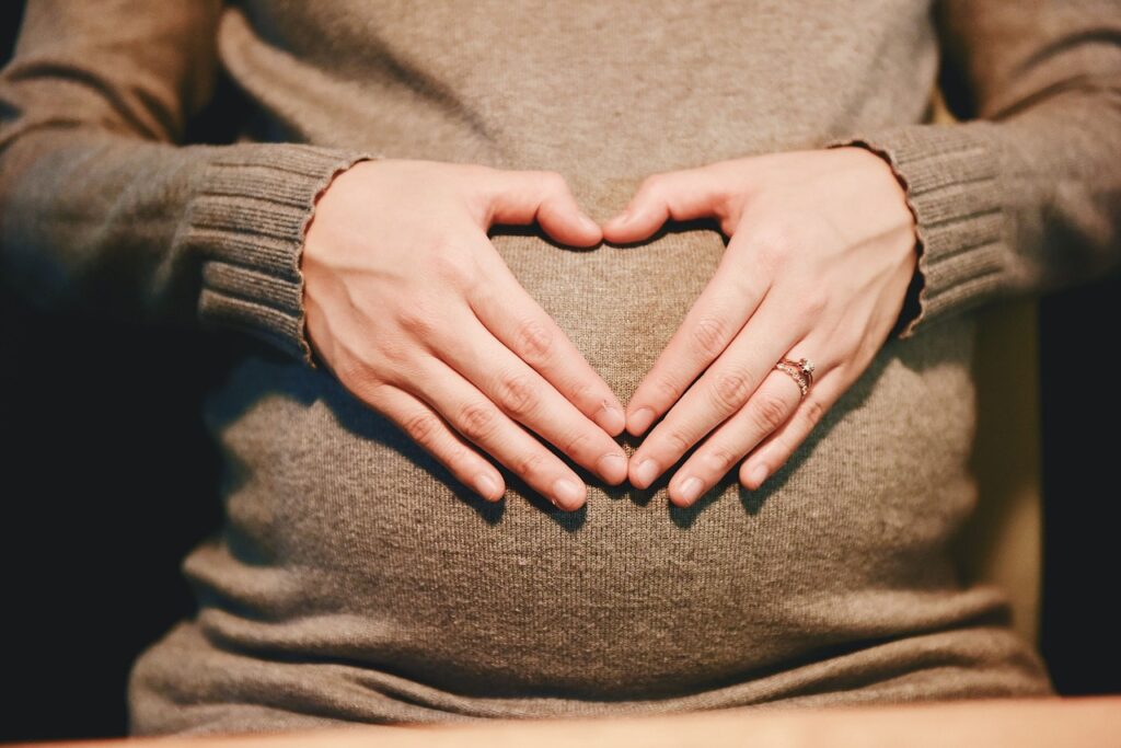 Frau schwanger Hände auf Bauch Mutterschaft Jobs für Schwangere, die von zu Hause aus arbeiten möchten
