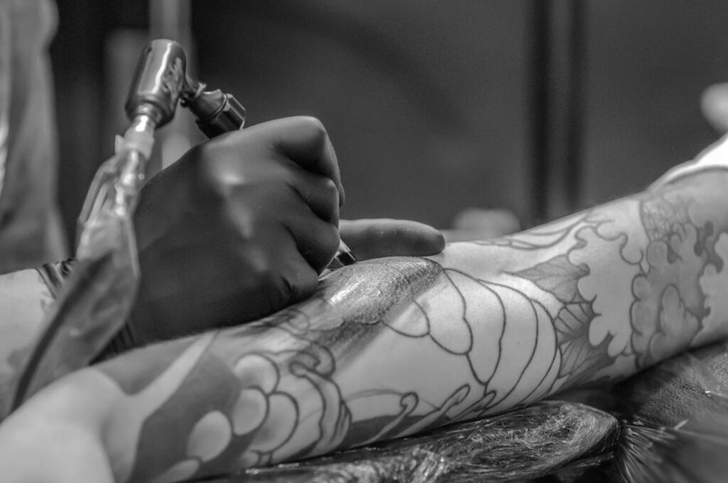 Tattoo Maschine Anwendung frisches Tattoo Welches Tattoo-Zubehör ist für Studios unerlässlich
