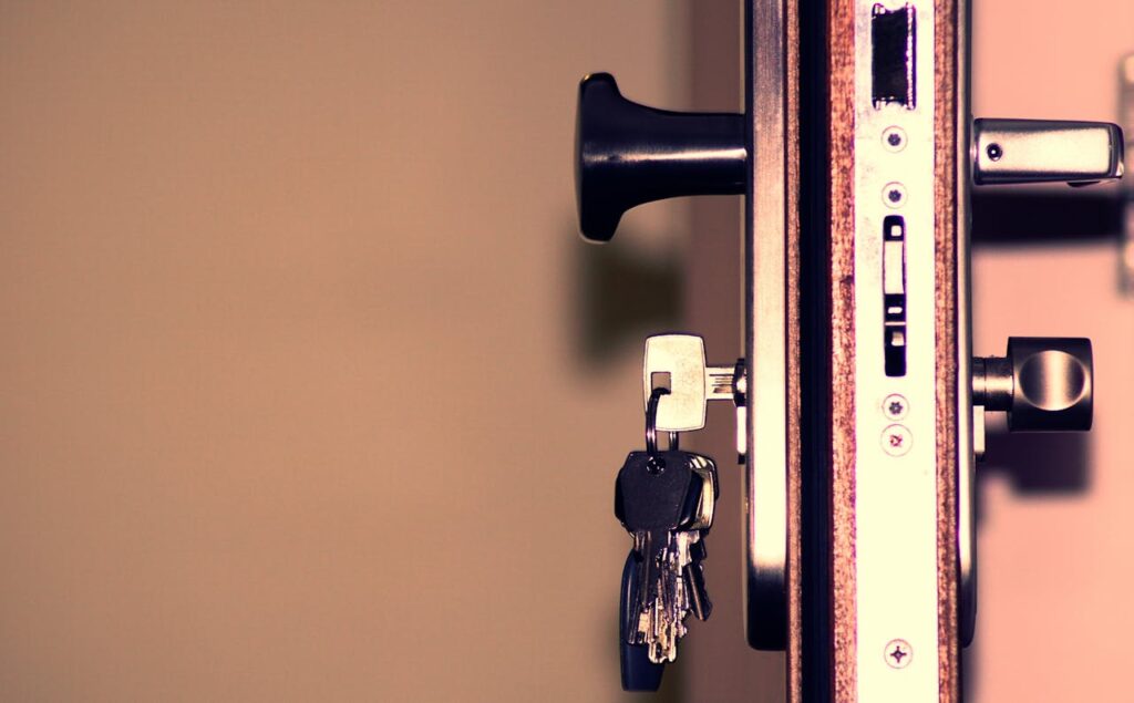 Schlüssel steckt in Tür Schloss Tür zugefallen, Schlüssel drinnen – Was tun Tipps und Infos