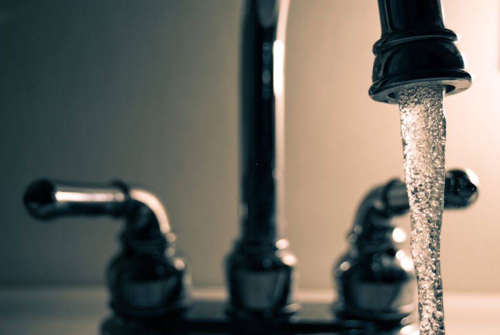 fließendes Wasser Wasserhahn Wie Sie Ihr Trinkwasser effektiv filtern können