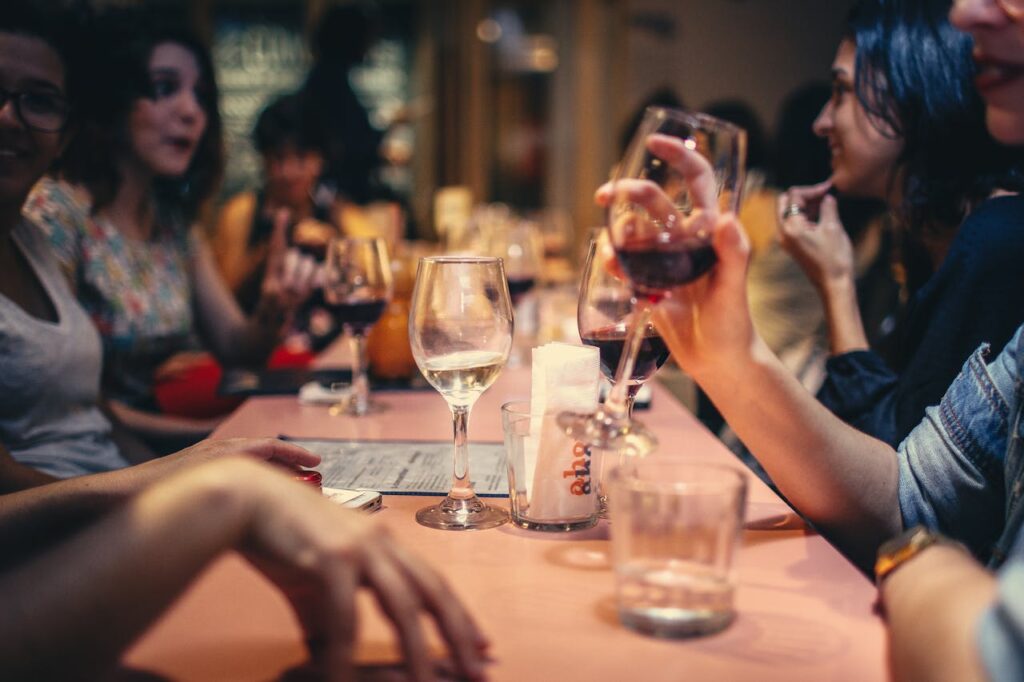 Wein Party Gäste reden Wein auf einer Party servieren Vor- und Nachteile