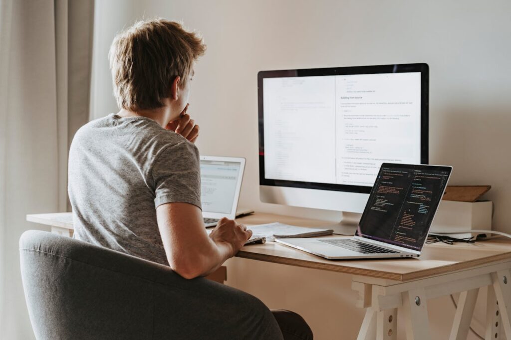Mann Programmierer Webdesign Wie gründet man ein Frage-Antwort-Portal – Der Weg zur eigenen Wissensplattform