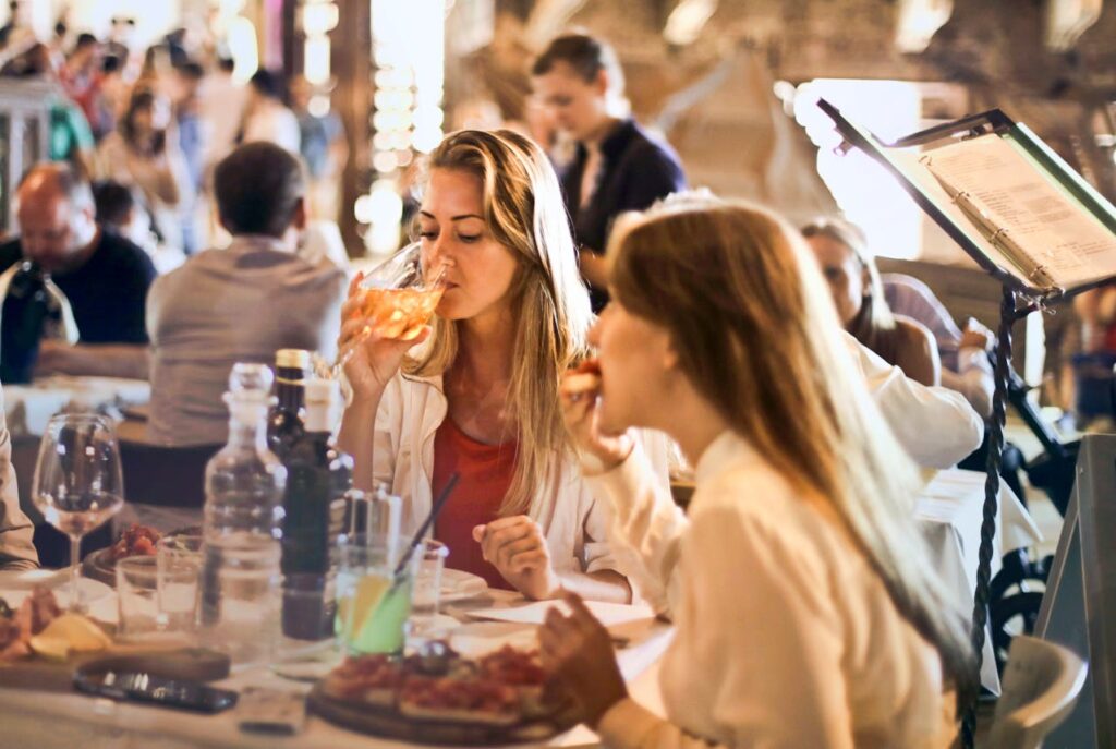Frauen im Restaurant Essen gehen in Münster – 11 schöne Cafés, die du kennen solltest