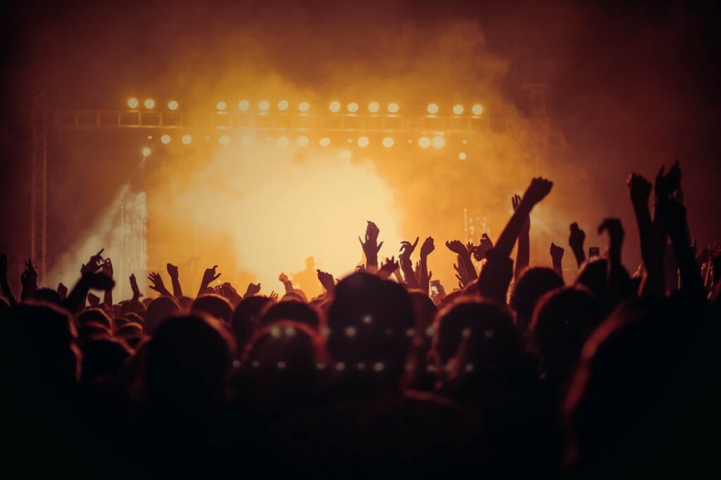 Menschen feiern Party Berghain Wie kommt man rein
