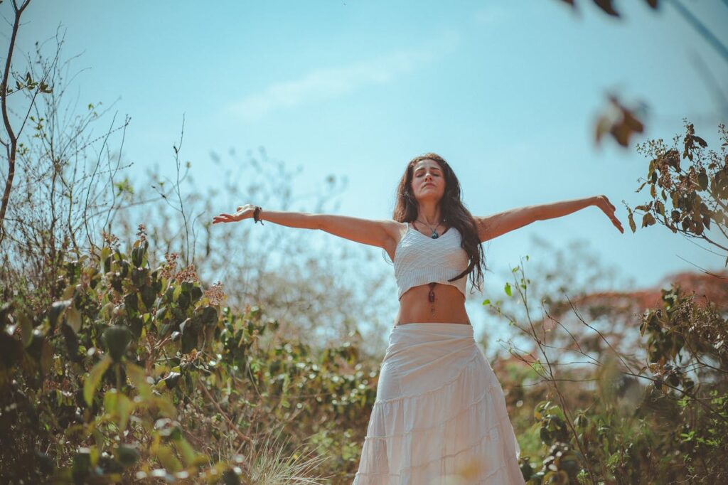 Yoga im Wald Natur Sonne Kratom im Alltag – Zwischen Kultur, Gebrauch und gesellschaftlicher Wahrnehmung