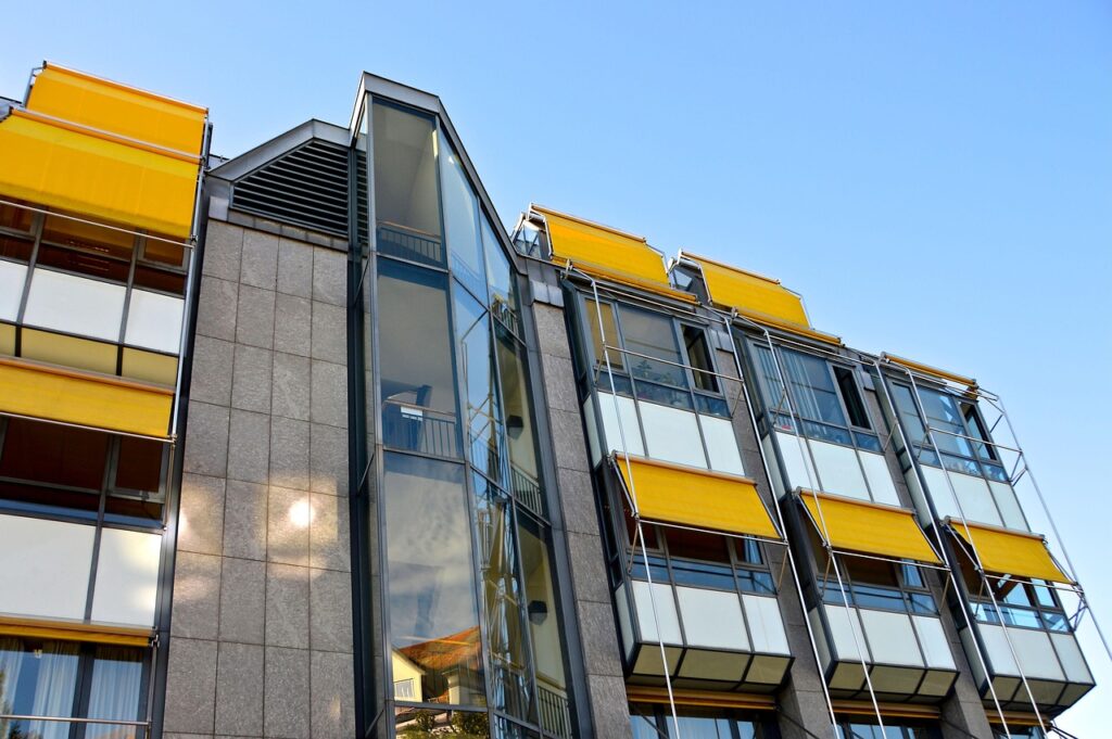 Haus Architektur Sonnenschutz Markisen Was unterscheidet eine Seilmarkise von einer festen Markise