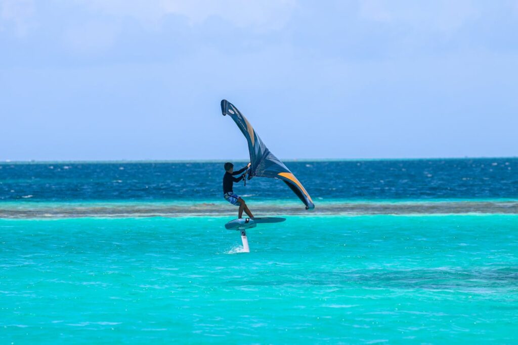 Mann Meer Wasser Wind Urlaub Wingfoiling – Ein Wassersport-Trend im Blick